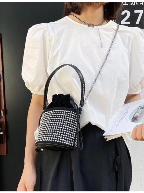 Sling Bag Tas Selempang Mini Serut Stylish MV805877  1 elj_5877_detail_pu_leather_20x11x13_cm_0_45_kg_mendapatkan_tali_panjang_idr_113_000_4