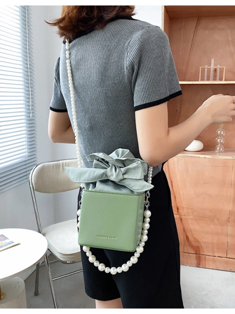 Sling Bag Tas Selempang Mini Serut Cantik MV111879  8 ~item/2021/11/24/gt1879_detail_idr_121_000_bahan_pu_ukuran_p13xl13xt12_5cm_berat_480gram_7