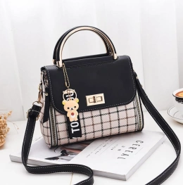 Hand Bag Hand Bag Fashion Cantik Elegant MV701024  ~item/2021/9/29/jtf1024 idr 68 000 material pu size l20xh15xw11cm weight 600gr color black